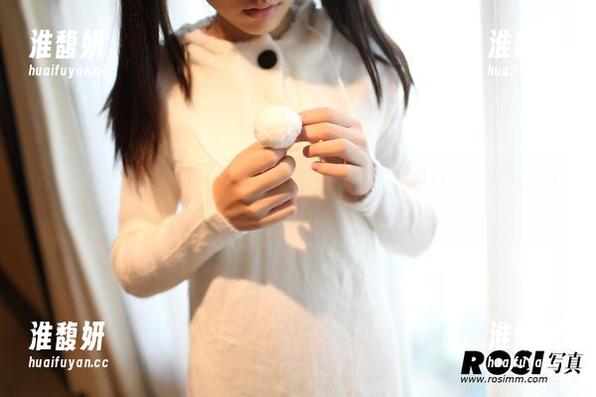 ROSI ROSI女王图包又更新,她的眼神像流星雨一般划过,诶呦,容易撞到墙。
