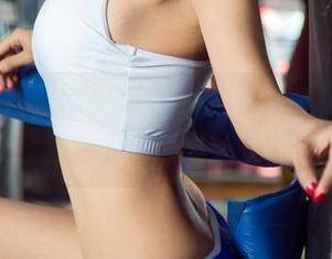 UGirls尤果网 - 无圣光的写真，张辛苑的女仆风摇曳生姿，风里还是透着俏皮！