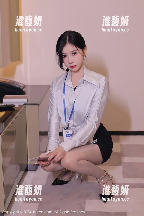 Xiuren秀人网 - 小雨baby的定制之作：她的御姐范儿真让人抓狂