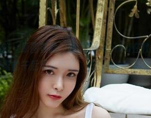 YouWu尤物馆 - 原图在此，陆萱萱Cecilia在教室的写真，来给毫无道理的午后添点色彩，书是我的，姿势是她的！