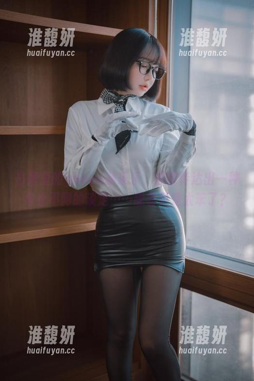 yeeun孙乐乐 白裙里的yeeun孙乐乐,原图传达出一种与众不同的淡定……或者只是太苯了?