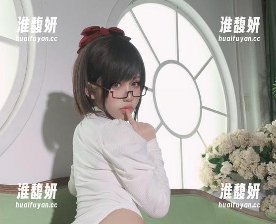 一笑芳香沁 一笑芳香沁说:职业装也能美得如此扎心,快来壁纸美图存一存!
