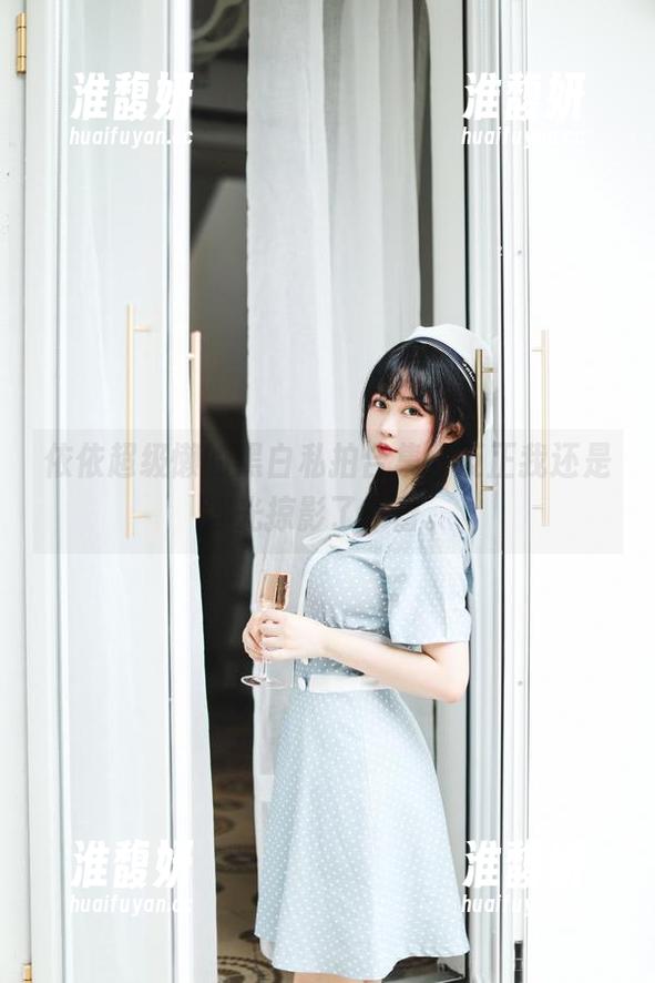 依依超级懒的黑白私拍合集，反正我还是浮光掠影了一番。