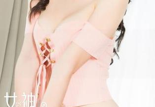 克拉女神 - 钟淇写真：自拍不只是姿势，更是我对镜子的强烈抗议！
