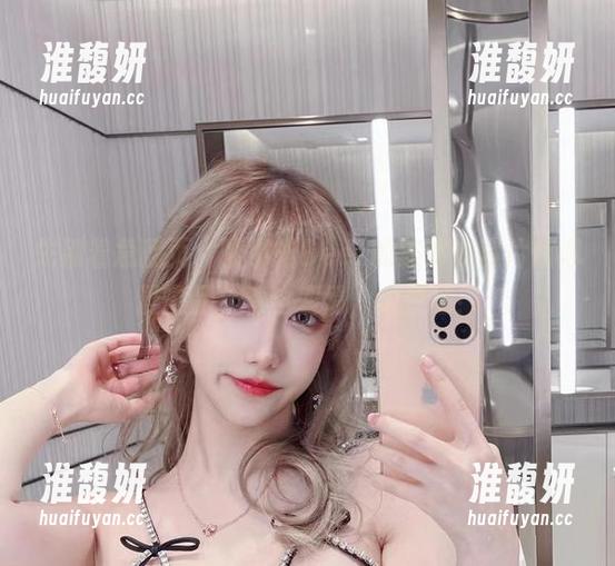 先别着急翻页，啾小妍Deer的连体衣照片值得慢慢品，看这表情，太鬼马！
