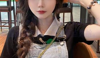 大肉丸Amiee姐姐的图册，COS一个角色倒是挺有气势，但也有点尴尬。