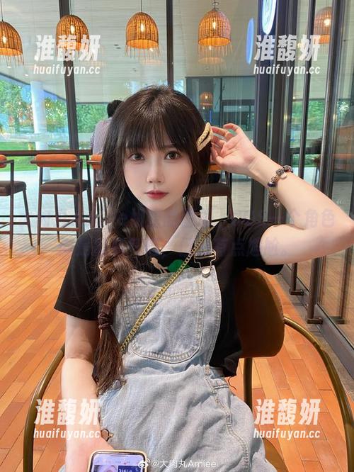 大肉丸Amiee姐姐的图册，COS一个角色倒是挺有气势，但也有点尴尬。