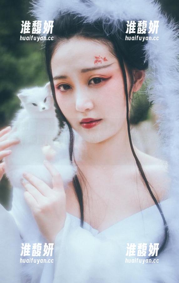 微密圈 - 泳池边的优雅与烈焰：好H好女杀手的原图冲击了我的眼球，图包完美收藏！