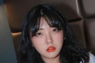 圣诞公仔今儿个搭上了宋哈娜(송하나)的高清美图，效果不要太出奇哦。