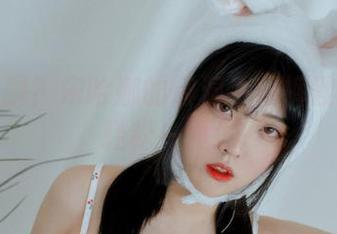 宅屋无聊？宋哈娜的破洞牛仔裤教你免费轻松一夏！