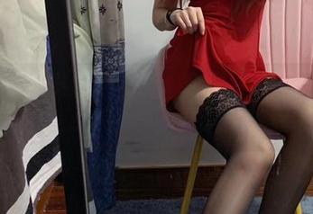 微密圈 - 微信朋友圈系列图集：提袜少女总是挑着重点来看，下载之后你就懂了。