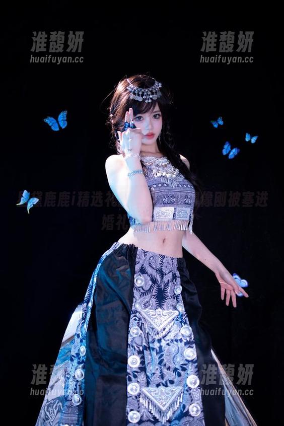 星黛鹿鹿i精选礼服写真，拍得像刚被塞进婚礼场地里。