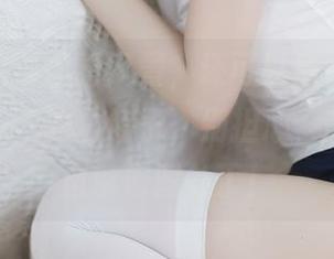 湖边不只可以看风景，还可以欣赏“是三不是世w”的白裙子，别担心，高清套图自带修图补丁！