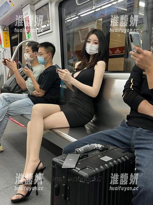 是小逗逗 微密圈 - 这双黑丝玉足,是小逗逗的写真让我心痒痒了