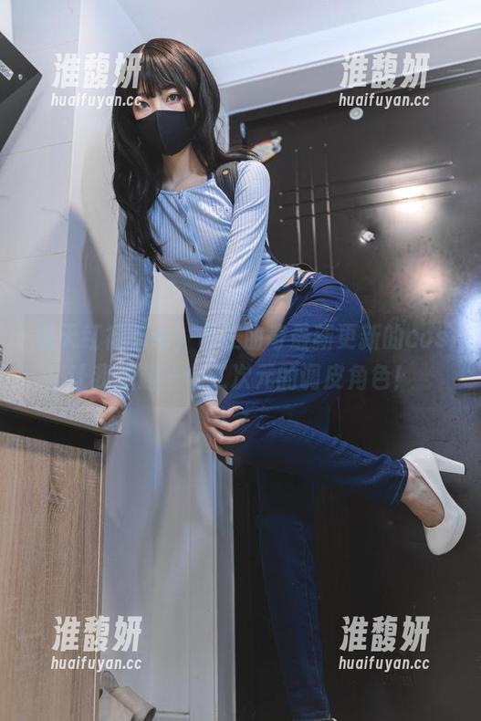 漫天红裙舞动，杏仁曲奇最新更新的cos让我想起一个二次元的调皮角色！
