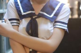 模范学院 - 妹妹也疯狂：伊小七MoMo的写真图集，眼神儿透出啥意思？