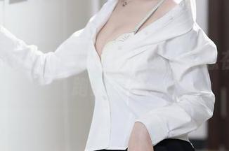 洛桑w伊梓的定制校服图集：好想在操场跑来跑去。