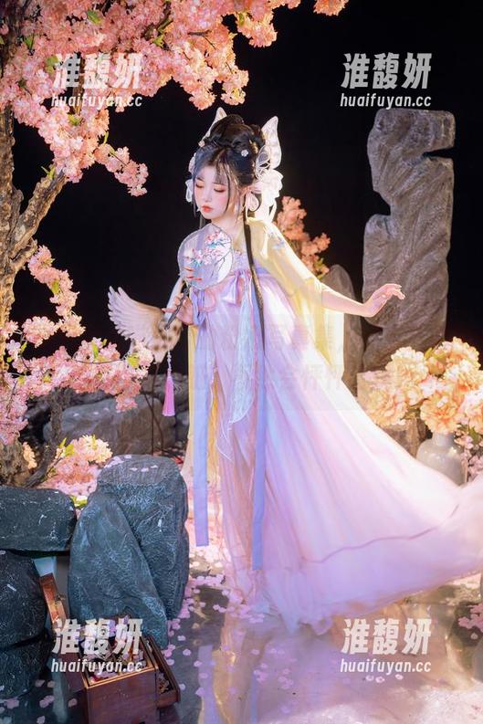 爆机少女喵小吉 爆机少女喵小吉的粉嫩写真集,点击下载前请自备心脏,不然会怦怦直跳!