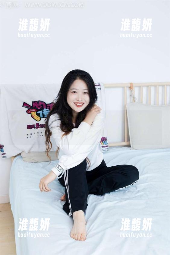 物恋传媒-菜菜 物恋传媒 - 缸里养鱼、桌上看书,菜菜的居家写真,“下载”让我有点想多了。