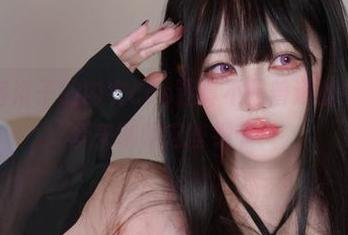 哇，狐洛洛子的内衣cos还真不是普通的挑战，分享来聊聊这些细节！