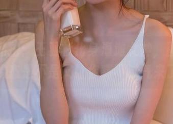泳衣私拍：王羽杉化身海滩女神，图包中的姿态是不是又让你喘不过气来了？