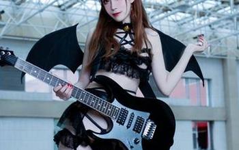 翎柒菜菜的写真，女孩瞬间变身小狐狸