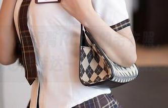 语画界 - 小海臀Rena的毛衣照，连无圣光也能传达一种洒脱的态度。
