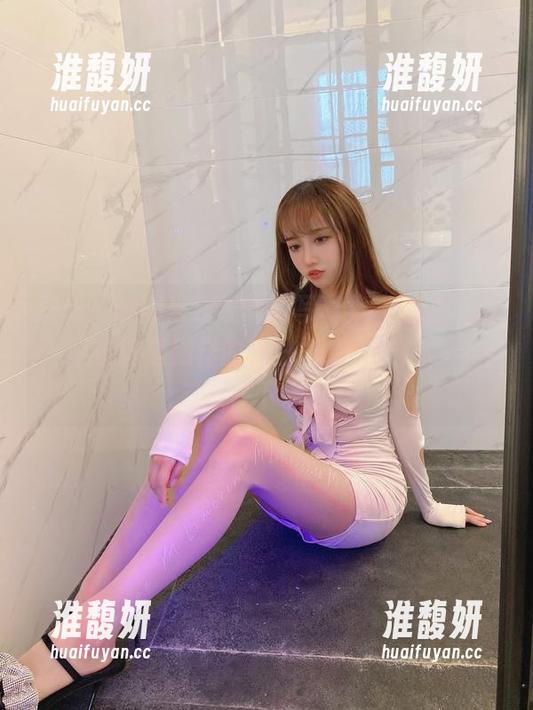 过期米线线喵 最新!过期米线线喵的写真集“圣诞”——不过这是别样的节日气息,让你Oops一下。