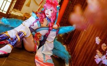 雯妹不讲道理的全套万圣猫娘，兔耳朵加猫咪气质，这组合看得我想送她一整条鱼，满满的诚意！