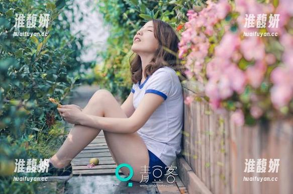 青豆客-汪佩妮Penny 青豆客 - 高清原图,汪佩妮Penny的妹妹竟然藏在那张小桌子后面!