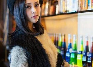 青豆客 - 听说黄歆苑chobits的私房图包里的红裙照能让许多人当场出局。