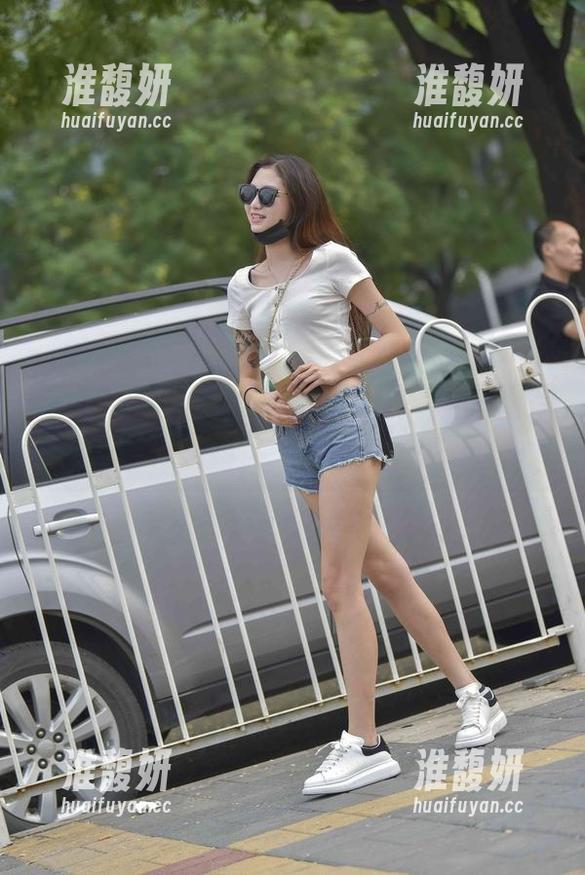 魔镜街拍-婷婷 魔镜街拍 - 婷婷的粉裙与销售:她的资源能驾驭日常的任性!
