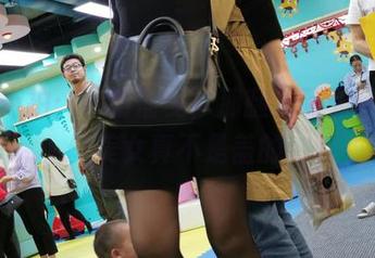 魔镜街拍：纱裙摇曳，那腿长到天际的肉丝美女真不是盖的！