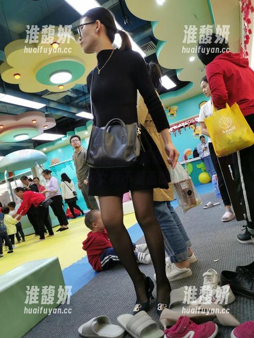 魔镜街拍 魔镜街拍:纱裙摇曳,那腿长到天际的肉丝美女真不是盖的!