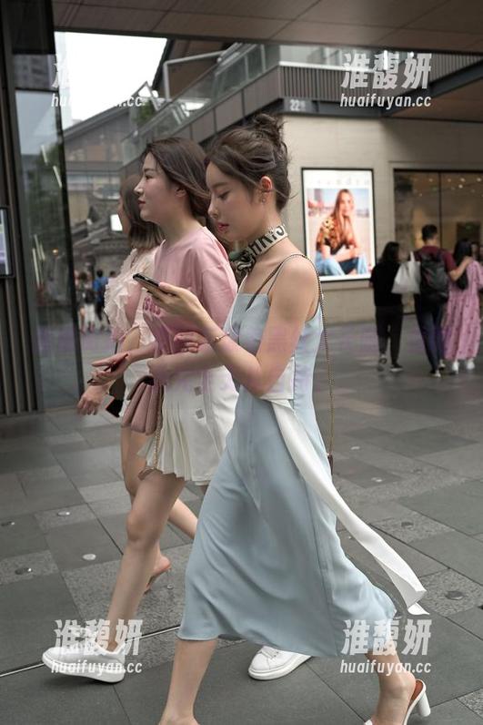 魔镜街拍 魔镜街拍,原图荡漾着黑丝大长腿,看的我完全无从自持。