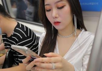 都说魔镜街拍的作品出奇，观看的时候我突然想，那个女人是哪位模特呢？